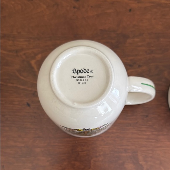 Spode White and Green Ceramic Mugs with Christmas Tree Design - Picture 4 of 6
